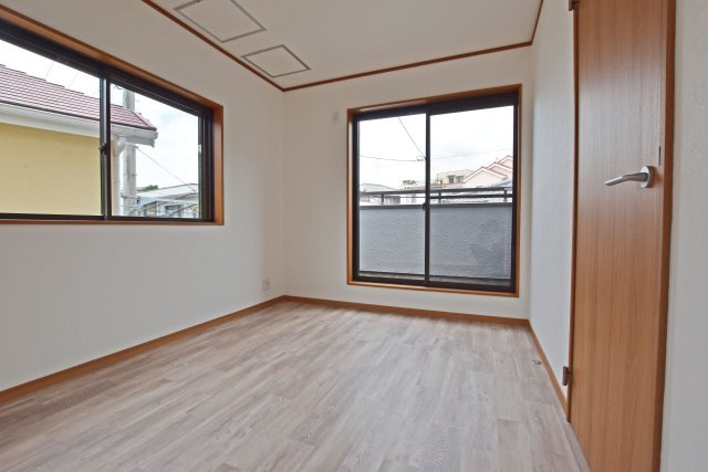 西宮市一ヶ谷町中古一戸建て│4DK+駐車1台可の子供部屋|こちらの居室からは日当たりのいいバルコニーへ直接出入りいただけます。