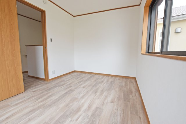 西宮市一ヶ谷町中古一戸建て│4DK+駐車1台可の子供部屋|ベッドやチェストなどの家具を無理なく配置できる、使い勝手の良い広さの居室です。