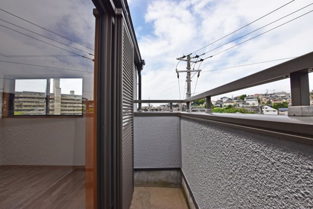 西宮市一ヶ谷町中古一戸建て│4DK+駐車1台可のバルコニー|3ヶ所にバルコニーを設けているため、洗濯物の量が多い日でもゆとりを持って干すことができます。