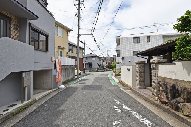 西宮市一ヶ谷町中古一戸建て│4DK+駐車1台可の前面道路含む現地写真|周辺にスーパー・コンビニがあり、生活施設が身近にそろった利便性の高い地域です。徒歩10圏内に小・中学校もあり、安心の通学環境です。
