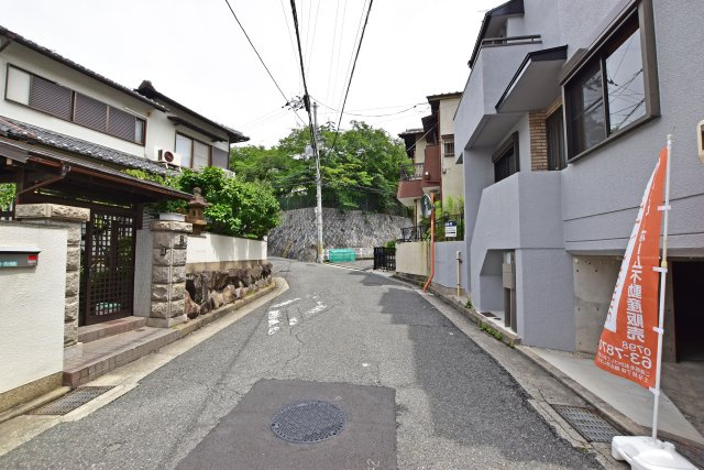 西宮市一ヶ谷町中古一戸建て│4DK+駐車1台可の前面道路含む現地写真|ご不明な税金・諸費用についても丁寧にサポートいたします。現地見学で、住まいのイメージやご希望をぜひお聞かせください。