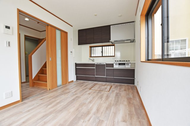 西宮市一ヶ谷町中古一戸建て│4DK+駐車1台可のキッチン|明るい陽射しが差し込む陽だまり空間のダイニングキッチンです。キッチンとリビングに一体感を持たせ、家族のコミュニケーションがとりやすい設計です。