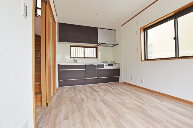 西宮市一ヶ谷町中古一戸建て│4DK+駐車1台可のキッチン|整った間取り設計により、家具のレイアウトがしやすく快適にお使いいただけます。