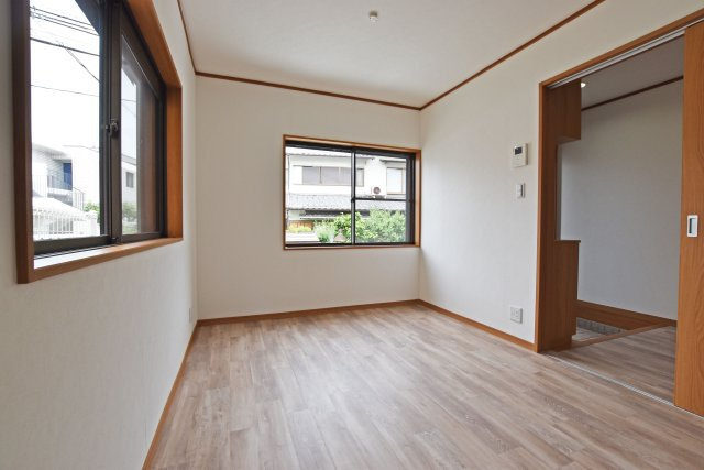 西宮市一ヶ谷町中古一戸建て│4DK+駐車1台可のダイニング|明るい陽射しと心地よい風に包まれながら、食事や団らんの時間をゆったりとお楽しみいただけます。