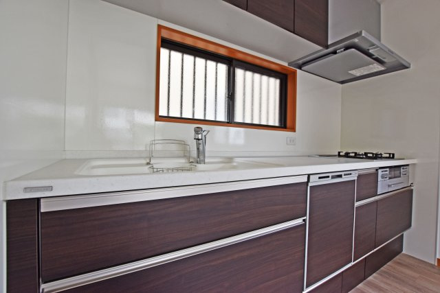 西宮市一ヶ谷町中古一戸建て│4DK+駐車1台可のキッチン|壁付けキッチンは作業台が広く、上部・下部に収納を確保しているため、使い勝手よく調理が行えます。