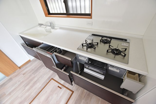 西宮市一ヶ谷町中古一戸建て│4DK+駐車1台可のキッチン|収納力のある食洗器付きのシステムキッチンで、散らかりがちなキッチンも整然と使えます。