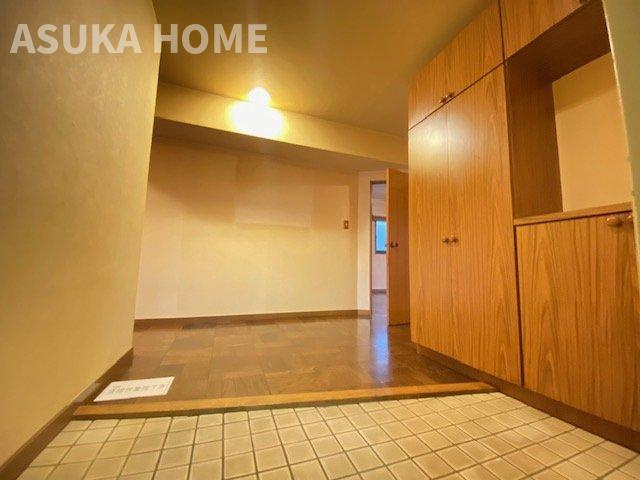 ライオンズマンション戸部の玄関|壁に括り付けの大型収納があります。落ち着きのある贅沢な広々玄関ホールでお客様をお迎えできますね。