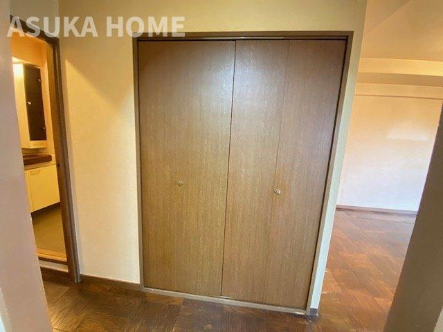 ライオンズマンション戸部の収納|キッチン横の廊下スペースに大型クローゼットがあり、パントリーとしても活用できますね。