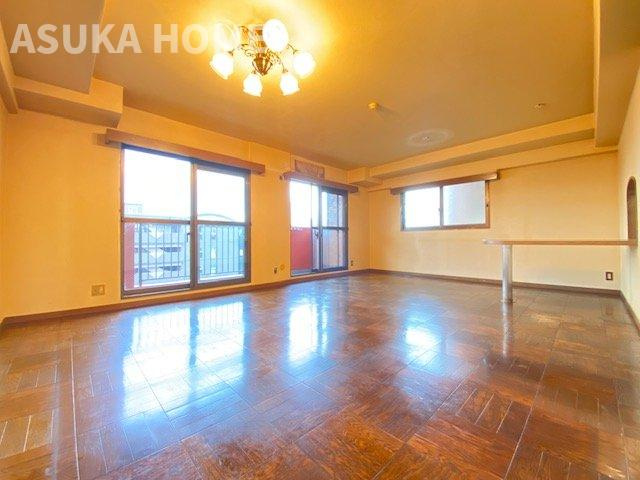 ライオンズマンション戸部の居間・リビング|独立したキッチンの壁まどからカウンターテーブルが伸びています。外の景色を見渡せる贅沢な空間です。