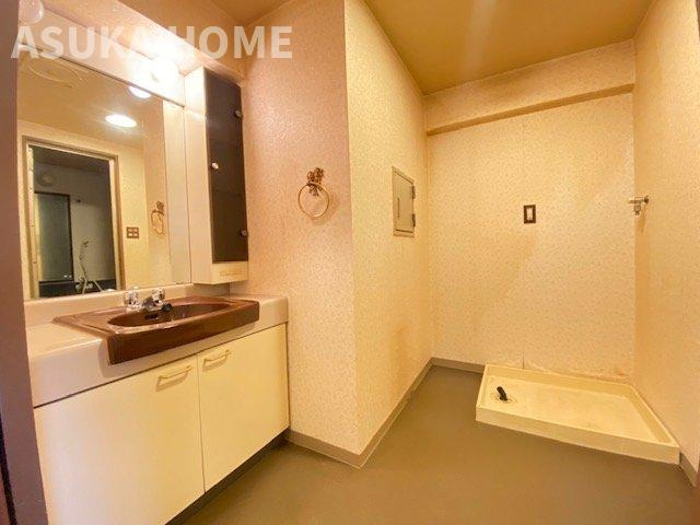 ライオンズマンション戸部のランドリースペース|収納付きの脱衣所です。タオルや洗剤ストックの収納に便利。