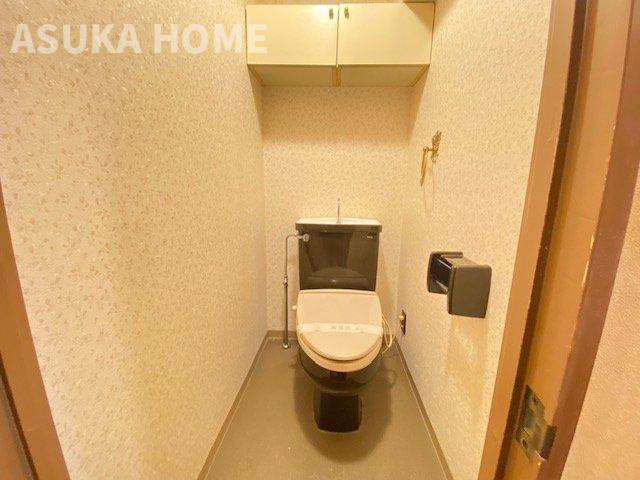 ライオンズマンション戸部のトイレ|トイレ上部にはあると便利な吊戸棚があります。