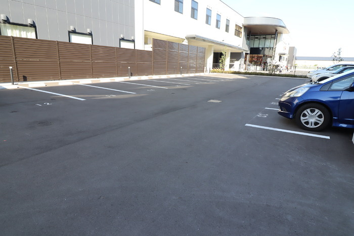 Ｓｈａｌｌｏｗ　Ｇａｒｄｅｎ　B棟の駐車場