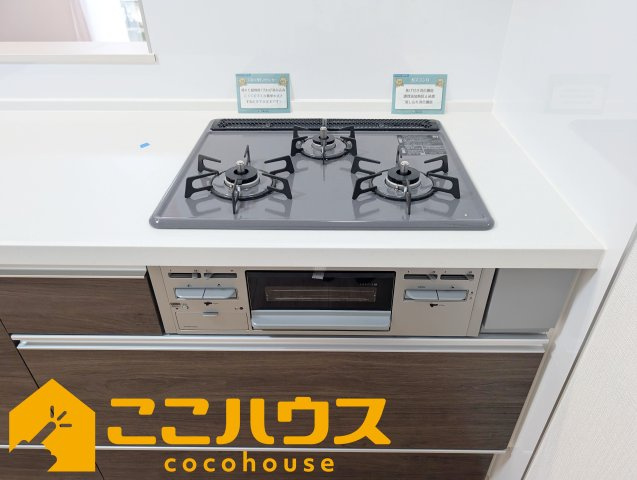 豊見城市金良III　新築戸建て　全10棟　G号棟のキッチン|三口コンロ