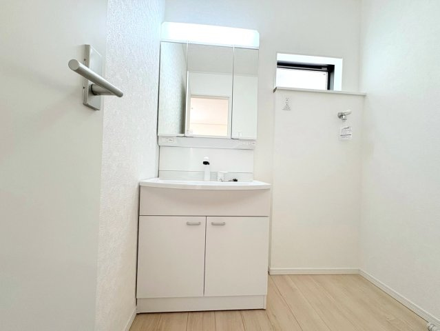 クワイエ　岐阜市青柳町第３　全１区画分譲の独立洗面台|床材に受ける様々な傷や、温度・湿度変化による、クラックの発生を大幅に抑える特殊加工を施工済みです。
水栓はリフトアップできて両手が使えます。またハンドシャワーでも使えます。