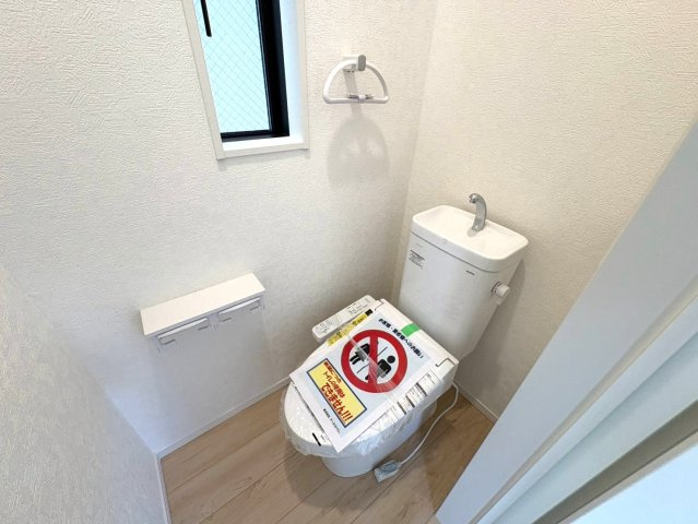 クワイエ　岐阜市青柳町第３　全１区画分譲のトイレ|超表面平滑加工とイオンパワーの「セフィオンテクト」加工で、汚れが付きにくく落ちやすい仕様のトイレです。
またツイントルネード洗浄で少ない水でも前方の返し部分から後方部までしっかり洗浄できます！