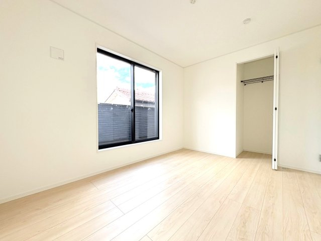 クワイエ　岐阜市青柳町第３　全１区画分譲の洋室|建具やクロスなどをトータルデザインでコーディネートしており、室内に落ち着きと安らぎを与えてくれます。
全居室収納付き！寝室やお子様のお部屋がスッキリ片付きます。