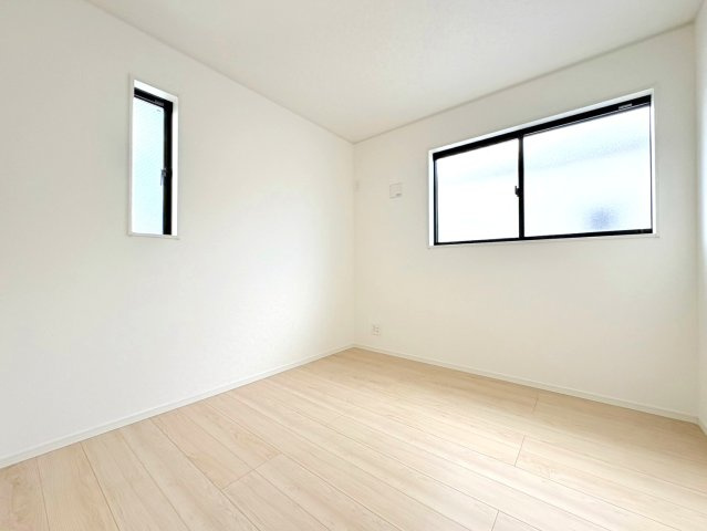 クワイエ　岐阜市青柳町第３　全１区画分譲の洋室|建具やクロスなどをトータルデザインでコーディネートしており、室内に落ち着きと安らぎを与えてくれます。
全居室収納付き！寝室やお子様のお部屋がスッキリ片付きます。