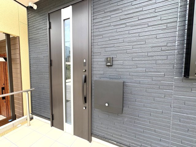 クワイエ　岐阜市青柳町第３　全１区画分譲の玄関|玄関ドアの取手ハンドル部分にセンサーがついて、カードタイプ・シールタイプのキーで施錠が可能で便利です。
お買い物の荷物で手が塞がっていても、楽々開錠できます。毎日の外出前の時間も短縮されて快適です！