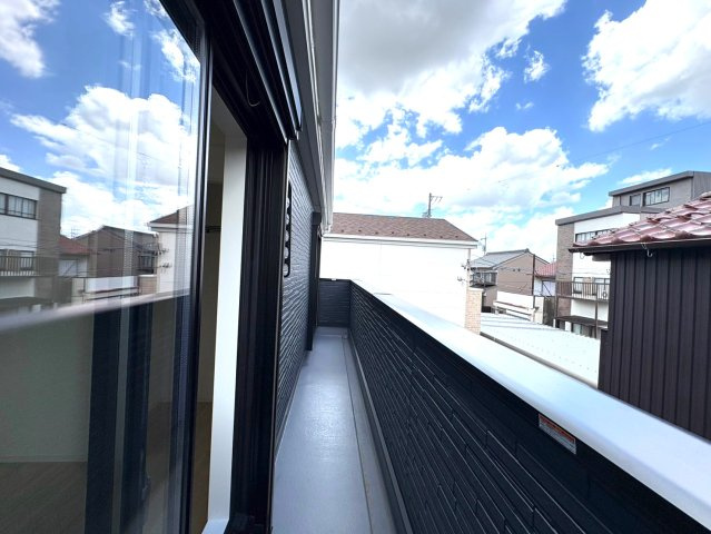 クワイエ　岐阜市青柳町第３　全１区画分譲のバルコニー|バルコニーは南向きで洗濯物もよく乾きます！強度と表面積硬度を持つFPRで防水しています。