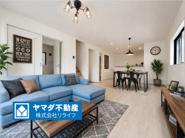 クワイエ　岐阜市青柳町第３　全１区画分譲の居間・リビング|フローリング材は木目調でナチュラルな美しさ。様々な傷やクラックの発生を大幅に抑える特殊加工済みです。
床材に受ける様々な傷や、温度・湿度変化によるクラックの発生を大幅に抑える特殊加工を施工済み。