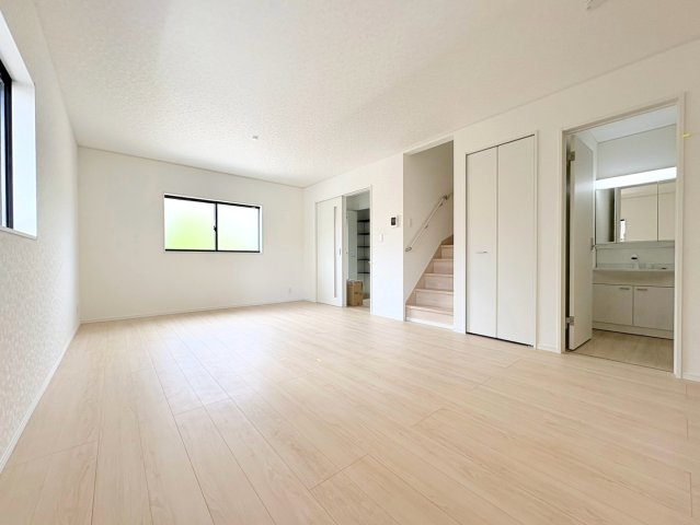 クワイエ　岐阜市青柳町第３　全１区画分譲の居間・リビング|フローリング材は木目調でナチュラルな美しさ。様々な傷やクラックの発生を大幅に抑える特殊加工済みです。
床材に受ける様々な傷や、温度・湿度変化によるクラックの発生を大幅に抑える特殊加工を施工済み。