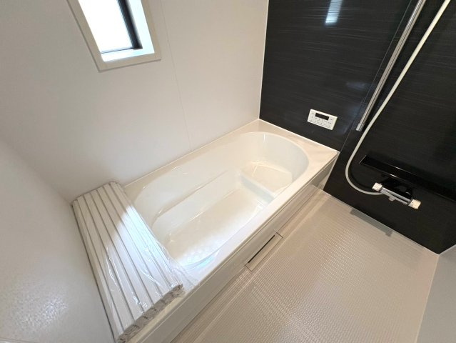 クワイエ　岐阜市青柳町第３　全１区画分譲の浴室|保温浴槽使用で４時間たっても浴槽の湯温低下はわずか約2.5度の省エネ仕様です。【暖房換気乾燥機】付き！
サイドブロー機能を備えた省エネ衣類乾燥機です。窓付きの明るく清潔な空間でゆったりバスタイムを！