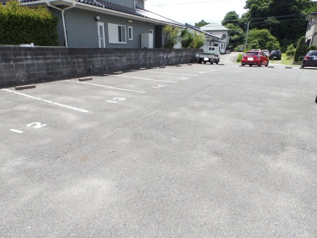 ファミール東琴芝の駐車場