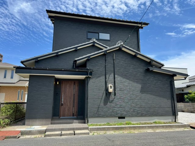 神原一丁目の外観|伝統的な屋根を活かし、ダークトーンの外壁で現代的かつ洗練された和モダンな外観にリノベーション！