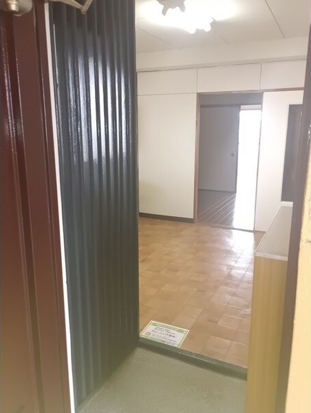 中源ビルの玄関