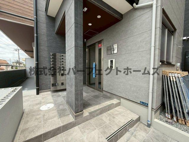 メゾンヴィオレ翔開のエントランス|毎日通るエントランスはこのようになっています
