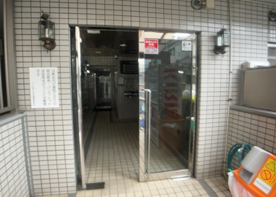 【玄関】 | クリオ西八王子壱番館 | 玄関は家の顔でもあり、家族以外の目にも止まる場所です。玄関は外との間を仕切る扉、靴などをしまっておく収納スペース、靴脱ぎのたたきスペース、来客とのやり取りをするドアホンなど複数のアイテムからなります。