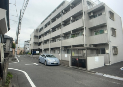 【外観】 | クリオ西八王子壱番館 | 外観はマンション管理がされているかの目安になります。築年数が古いと、壁面は劣化してひび割れが生じることも！建物が古びていても細かいところが修繕されていると、きちんと管理されているなぁと感じるでしょう。
