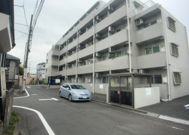 【外観】 | クリオ西八王子壱番館 | 外観はマンション管理がされているかの目安になります。築年数が古いと、壁面は劣化してひび割れが生じることも！建物が古びていても細かいところが修繕されていると、きちんと管理されているなぁと感じるでしょう。
