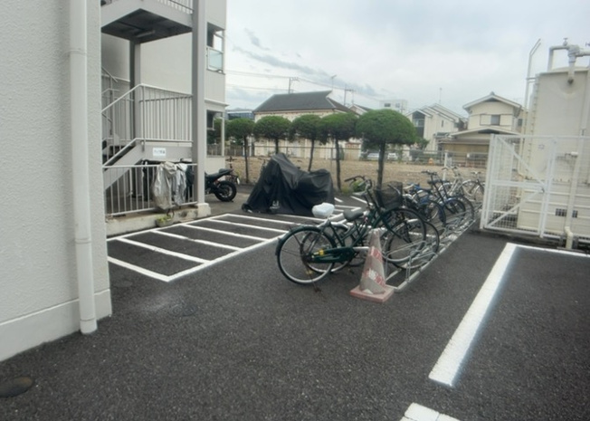 【駐車場】 | クリオ西八王子壱番館 | 車一台あたりに必要なスペースは、標準サイズの普通自動車で横幅2m50cm、長さ5mは必要になります。ただし、乗降のことも考慮して横幅3m30cm、長さ5m50cmほどは確保できるところを選びましょう。