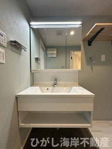 ライオンズマンション辻堂西海岸の独立洗面台|新規リフォーム完了！　三面鏡化粧台