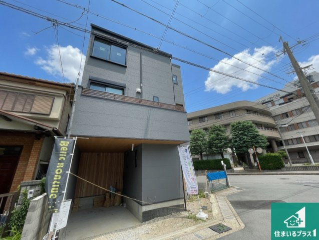 長岡京市友岡　新築一戸建ての外観|周辺は落ち着いた街並みの住宅地！子育てがしやすい住環境です！まだ未完成ですが、現地でしかわからない事もございます。是非一度ご覧ください。