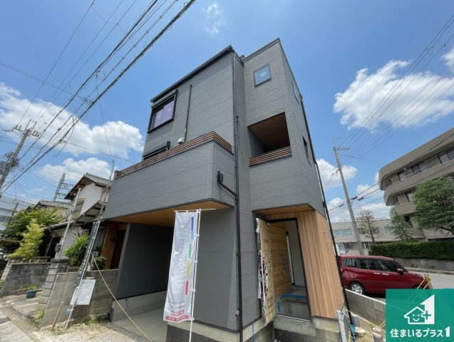 長岡京市友岡　新築一戸建ての外観|周辺は落ち着いた街並みの住宅地！子育てがしやすい住環境です！まだ未完成ですが、現地でしかわからない事もございます。是非一度ご覧ください。