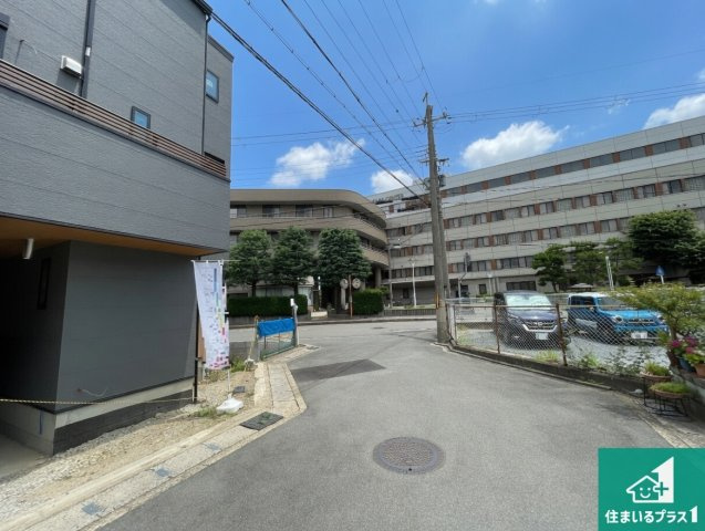 長岡京市友岡　新築一戸建ての前面道路含む現地写真|周辺は落ち着いた街並みの住宅地！子育てがしやすい住環境です！まだ未完成ですが、現地でしかわからない事もございます。是非一度ご覧ください。