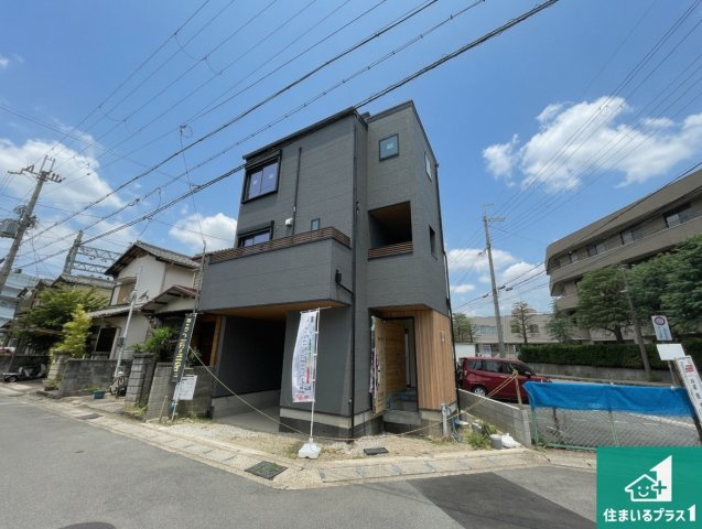 長岡京市友岡　新築一戸建ての前面道路含む現地写真|周辺は落ち着いた街並みの住宅地！子育てがしやすい住環境です！まだ未完成ですが、現地でしかわからない事もございます。是非一度ご覧ください。