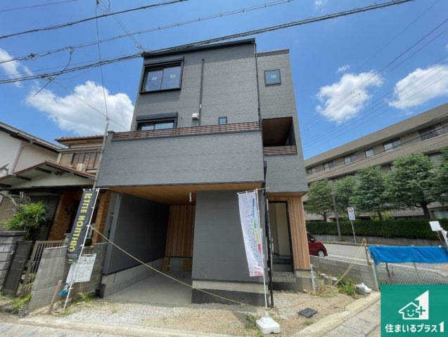 長岡京市友岡　新築一戸建ての外観|周辺は落ち着いた街並みの住宅地！子育てがしやすい住環境です！まだ未完成ですが、現地でしかわからない事もございます。是非一度ご覧ください。