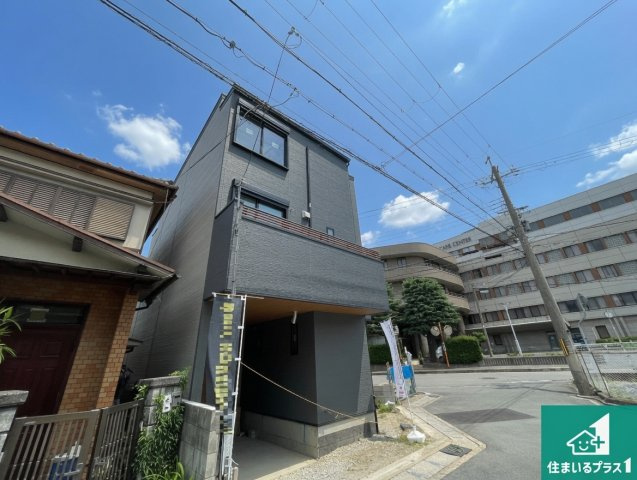 長岡京市友岡　新築一戸建ての外観|周辺は落ち着いた街並みの住宅地！子育てがしやすい住環境です！まだ未完成ですが、現地でしかわからない事もございます。是非一度ご覧ください。