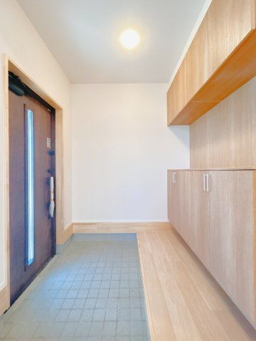 柏崎市大字下田尻　戸建ての玄関|【リフォーム済】玄関内部です。シューズボックスがあり、たくさん靴を収納できます。