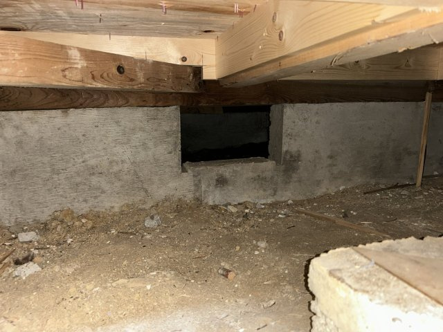 柏崎市大字下田尻　戸建ての駐車場|中古住宅の3大リスクである、雨漏り、主要構造部分の欠陥や腐食、給排水管の漏水や故障を２年間保証します。その前提で床下まで確認の上でリフォームし、シロアリの被害調査と防除工事もおこないます。