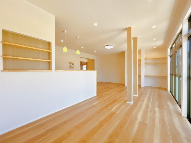 柏崎市大字下田尻　戸建ての居間・リビング|【リフォーム済】リビングです。大きい窓が一面に広がっていて、日当たり良好です。