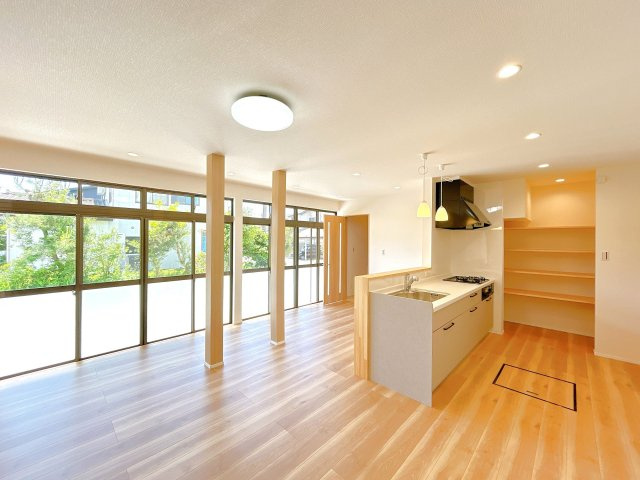 柏崎市大字下田尻　戸建ての居間・リビング|【リフォーム済】リビングです。和室が広々LDKへと生まれ変わりました。