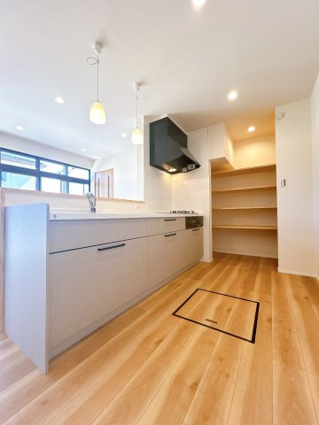 柏崎市大字下田尻　戸建てのキッチン|【リフォーム済】キッチンはハウステック製の新品に交換しました。引出には一升瓶や寸胴鍋など背の高いものも収納できます。