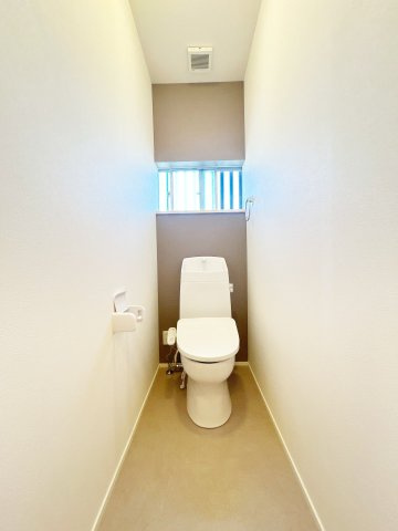 柏崎市大字下田尻　戸建てのトイレ|【リフォーム済】トイレはジャニス工業製の温水洗浄機能付きに新品交換しました。汚れが付きにくい加工が施してあるのでお手入れが簡単です。直接肌に触れるトイレは新品が嬉しいですよね。