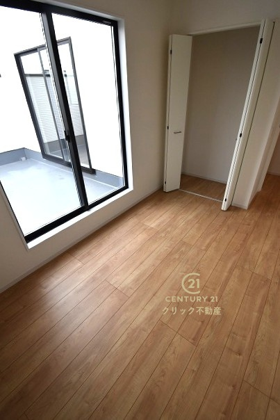 TERRACE　水戸市吉沢町　5期 　2の洋室|折戸を開くと壁面クローゼット。衣類が横一列に並ぶためひと目で洋服が選びやすい！衣類をたくさんお持ちの方もスッキリ片付きます♪