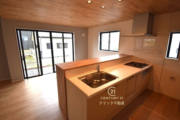 TERRACE　水戸市吉沢町　5期 　2のキッチン|対面式システムキッチンは料理中や後片づけの間も会話が楽しめ、家族に一体感が生まれます。十分な広さのキッチンなら、家族での分担作業もはかどりそう！