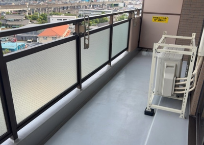 【バルコニー】 | 東急ドエル・アルス多摩境 | バルコニーは、室外の専用スペースのうち、「屋根がなく開放された空間」であるものを指します。ベランダより広いタイプのものが多く、日当たりもよいため家庭菜園などを楽しみたい人にとって適した環境となります。